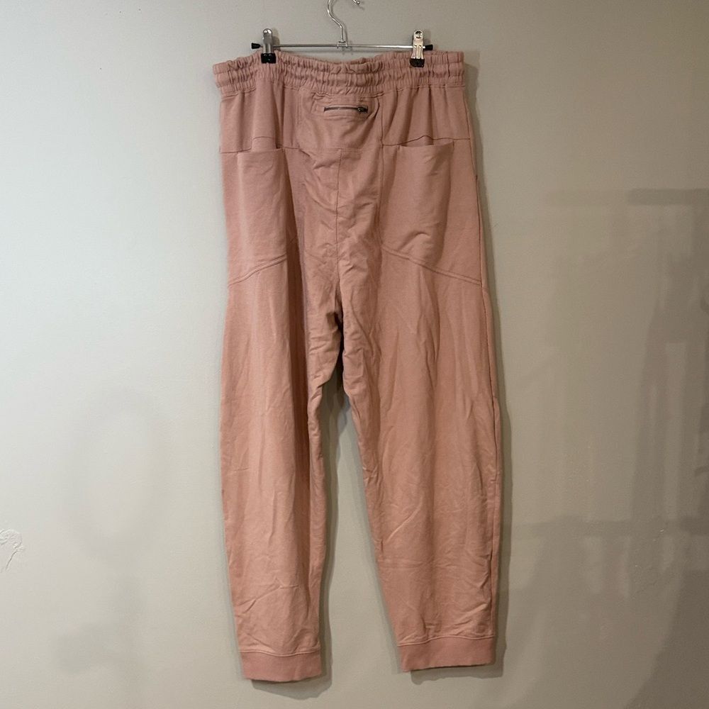 Free People movement dusty rose colored joggers with ankle zip and drawstring - Picture 13 of 13